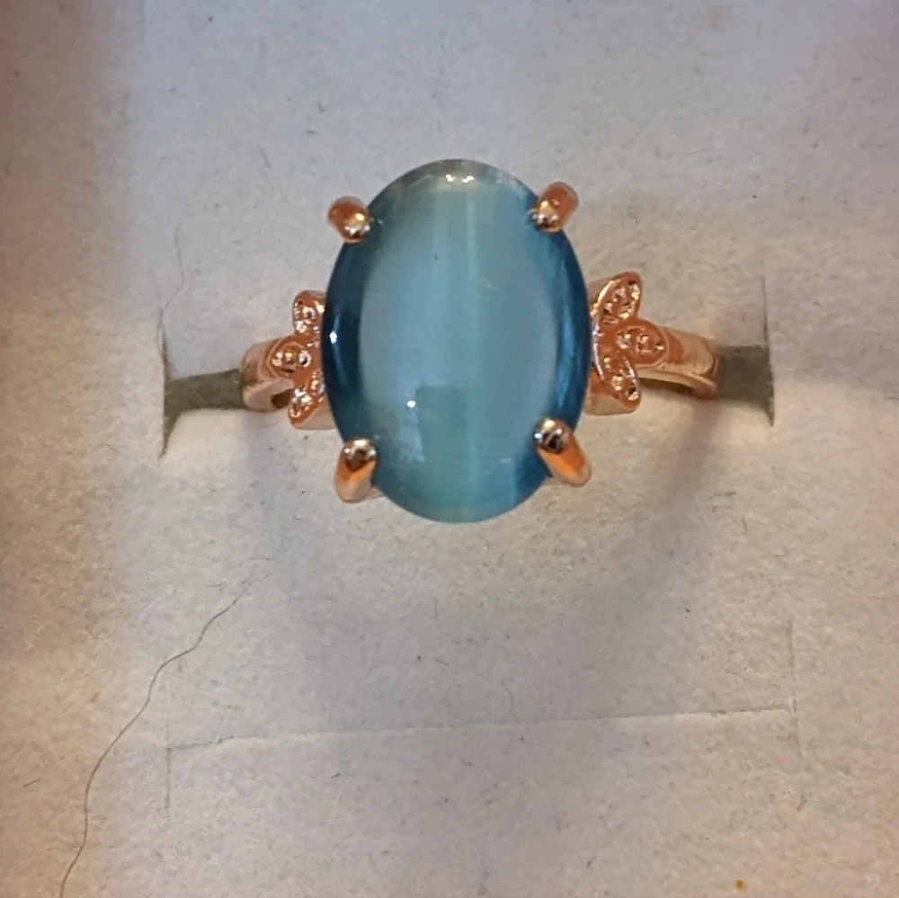 New blue colored cat's eye style gold tone ring, T1B8C